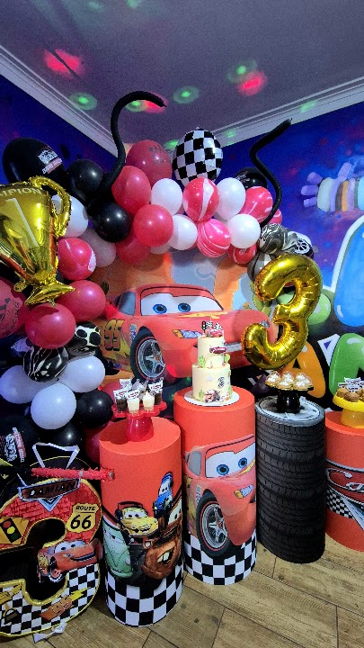 Decoracion de cumpleanos tematica Cars en Play Planet